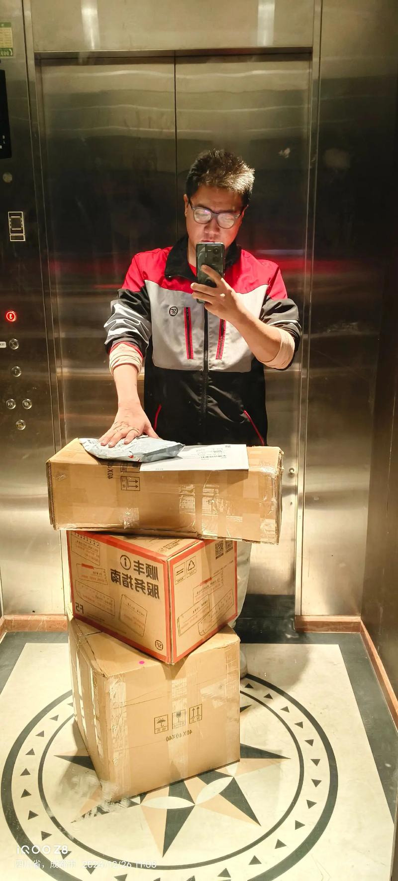 _快递员可爱简笔画_疫情快递员绘画